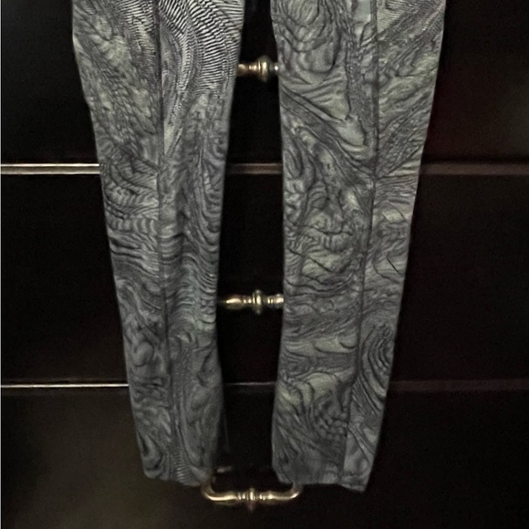 Woman’s Lululemon cropped leggings size 2. - Picture 2 of 5